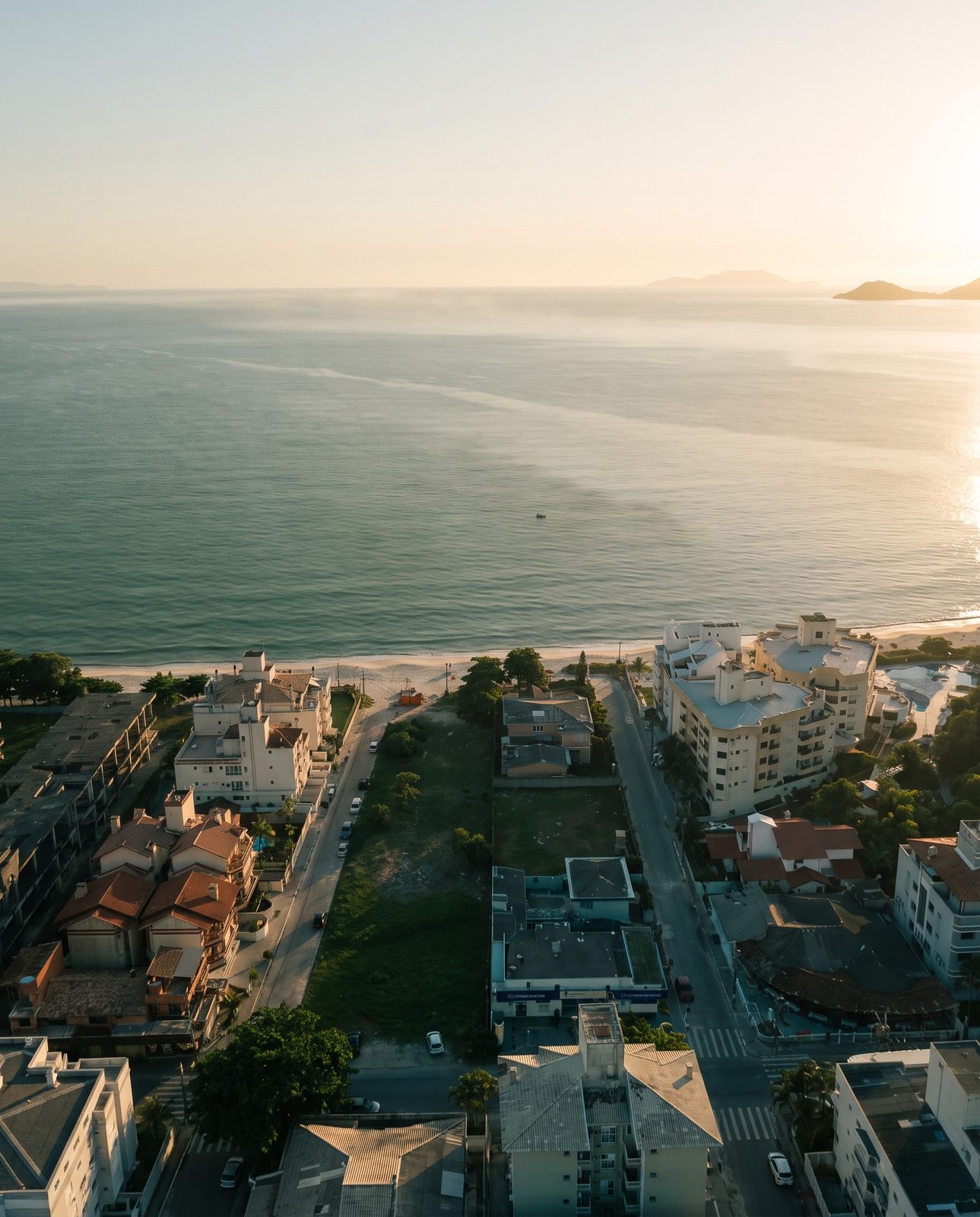 O sol nascendo sobre o mar de Canasvieiras