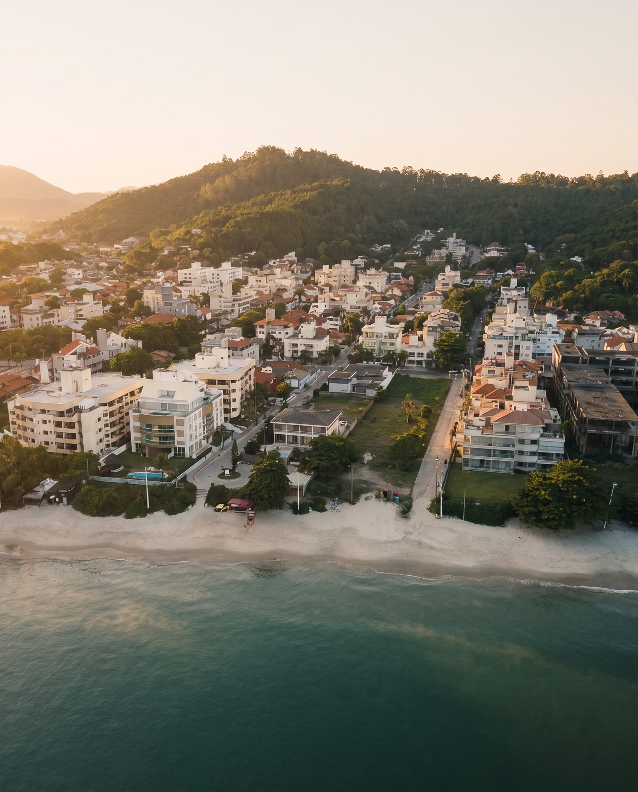 O morro de Canasvieiras na primeira luz da manhã